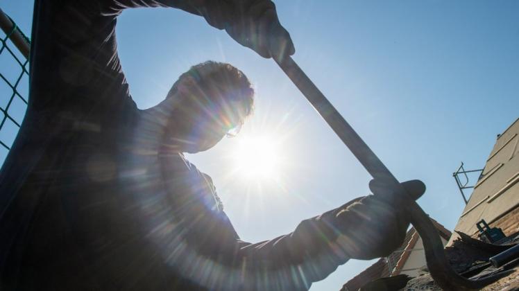 Nicht nur auf Dachdeckerarbeiten müssen viele Kunden derzeit warten. Nachwuchsprobleme und die Pandemie haben das Handwerk fest im Griff.