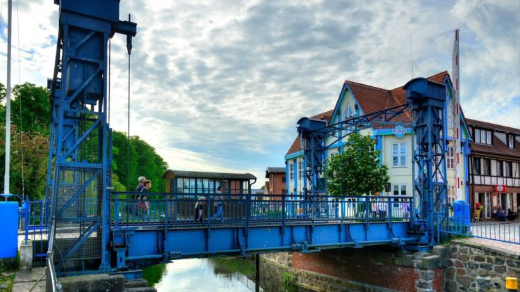 Scherzhaft das blaue Wunder von Plau genannt, vereint die Hubbrücke jetzt wieder die Stadtteile links und rechts der Elde.