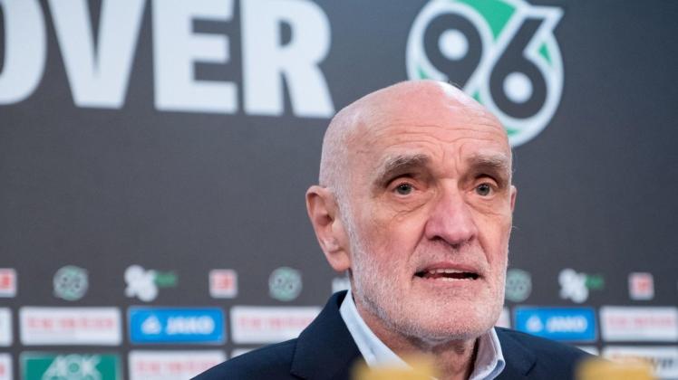 Martin Kind, Geschäftsführer der Profi-Abteilung des Zweitligisten Hannover 96, meint: „Die sportlich Verantwortlichen in der Bundesliga haben häufig nicht genügend Managementqualität“.