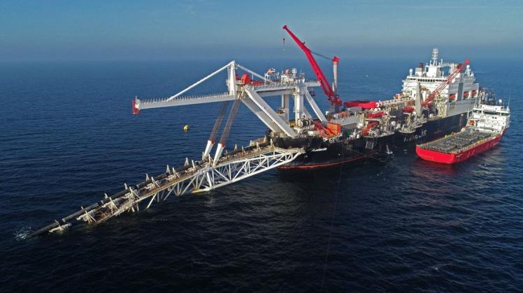 Das Verlegeschiff "Audacia" des Offshore-Dienstleisters Allseas verlegt in der Ostsee vor der Insel Rügen Rohre für die Gaspipeline Nord Stream 2.