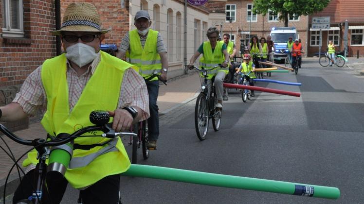 Start in der Gartenstraße: Die Poolnudeln zeigen den Autofahrern, in welchem Abstand sie an den Radfahrern vorbei fahren sollten.