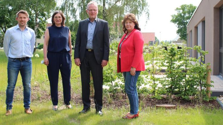 Hospiz-Geschäftsführer Stephan Michelis (l.) sowie die Vertreter des Stiftungsvorstandes Simone Struck-Dieckmann, Ingo Michael und Sigrun Merten vor den Terrassen der stationären Gästezimmer.