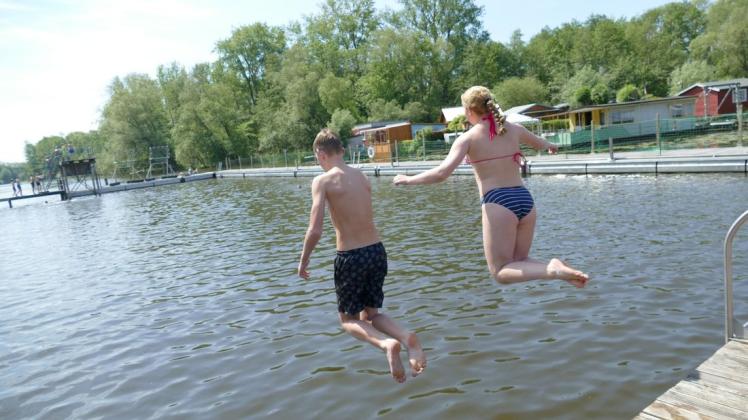Ab ins kühle Nass: Franz und Klara Staecker wagten zum Start der Badesaison im Flussbad Rostock den Sprung vom Steg.