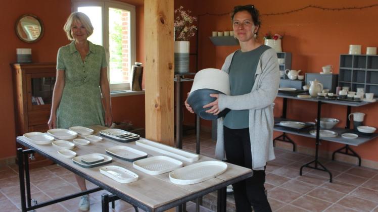 Die Keramikerinnen Birke Kästner und Sylvia Ludwig sind auf die Märkte angewiesen und hoffen nun, dass der Schweriner Töpfermarkt im September stattfinden kann.