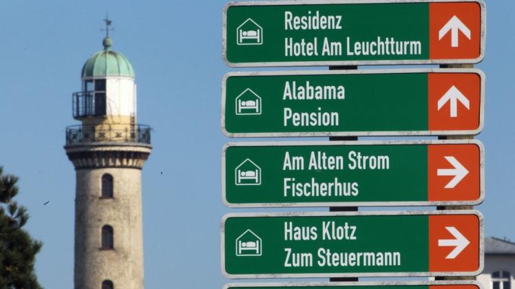 Schilder weisen im Ostseebad Warnemünde den Weg zu Hotels.