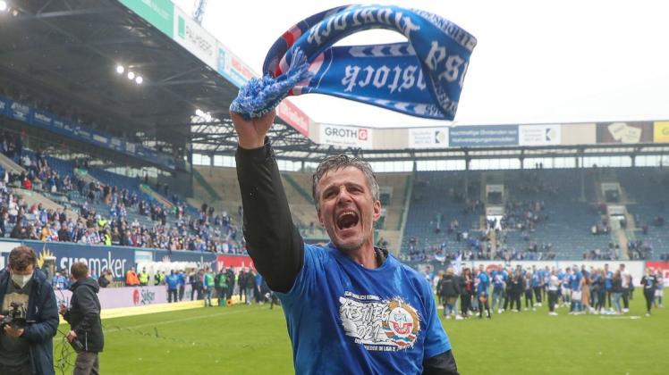 Hansa-Coach Jens Härtel wirkt oft in sich gekehrt, doch nach dem perfekten Zweitliga-Aufstieg mit Rostock, ließ der 51-Jährige auch mal die Sau raus.