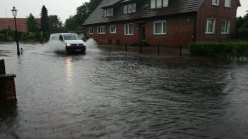 Auf gut 100 Metern stand die Kirchstraße in Rhede nach dem Unwetter unter Wasser.