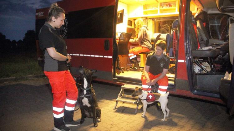Rettungshundestaffel der Feuerwehr Malchin bei einer Personensuche in der Region Mestlin. Hier Marta Nagljak mit Rudi, einem Cane Corso (l.) und Sigi Gasow mit Ninja, einem Glatthaar-Foxterrier.