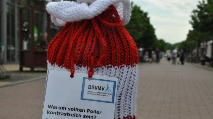 Pollermützen machen in Ludwigslust auf die Hindernisse für Blinde und Sehbehinderte aufmerksam.