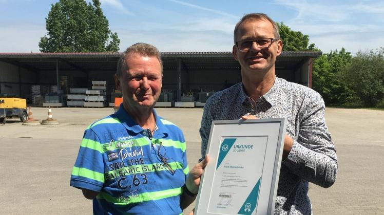 Firmenchef Johannes Sandmann ehrt seinen Bauleiter Frank Weinschröder für 30-jährige Betriebszugehörigkeit.