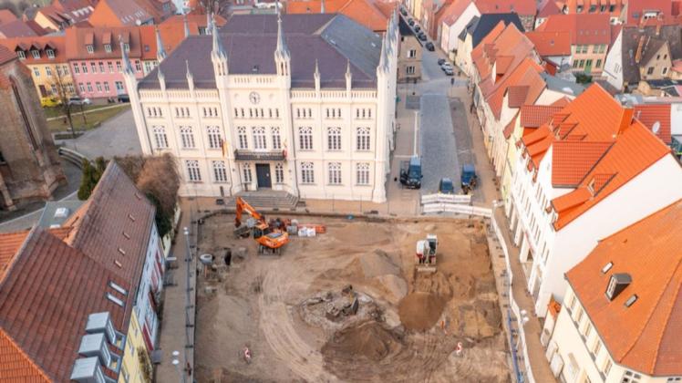 Gegenwärtig wird wieder am Rathaus gebaut, aber dieses Mal davor auf dem Rathausplatz.