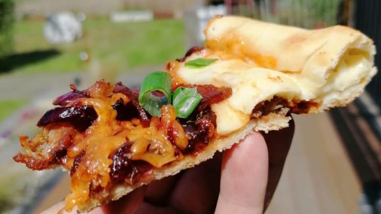 Ein Stück der Spare-Ribs-Pizza. Es geht nicht nur ums Fleisch sondern auch um andere frische Zutaten. Als Pizza des Monats ist die Kreation aktuell der Renner.