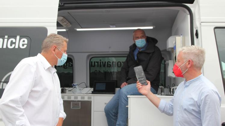So funktioniert das: Entwickler Sven Hertel (rechts) erklärt Kreispräsident Manfred Uekermann (im Fahrzeug) und Greentec-Geschäftsführer Marten Jensen das neuartige Diagnosefahrzeug.