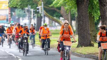 In den typischen orangen Westen waren die Aktivisten des Bündnis Seebrücke am Samstag auf dem Fahrrad unterwegs nach Ibbenbüren, um einen "Sicheren Hafen Münsterland" zu fordern.