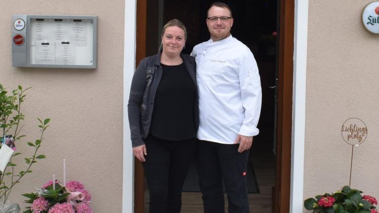 Begrüßen seit dem Wochenende Gäste in ihrem eigenen Restaurant: Diana Beckert und Daniel Nitzsche haben in Dodow das „Waidblick“ eröffnet.