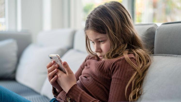 Mit dem Smartphone auf der Couch hängen – der Medienkonsum von Kindern und Jugendlichen ist in der Pandemie stark gestiegen.