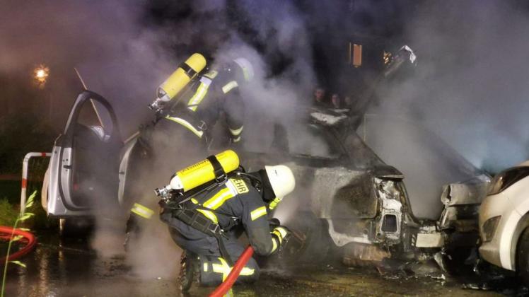 In der Nacht zum Sonntag ist auf einem Parkplatz an der Hamburger Straße im Ammersbeker Ortsteil Lottbek ein Audi Kombi komplett ausgebrannt.