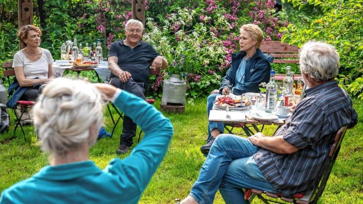 Im Hofcafè plaudern Frank-Walter Steinmeier, seine Frau Elke Büdenbender und Ministerpräsidentin Manuela Schwesig mit Künstlern und Mitgliedern der Freiwilligen Feuerwehr.