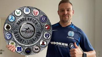 Meister der Bandenkickliga wurde der SV Meppen. Das Foto zeigt Abteilungsleiter Florian Thiel.
