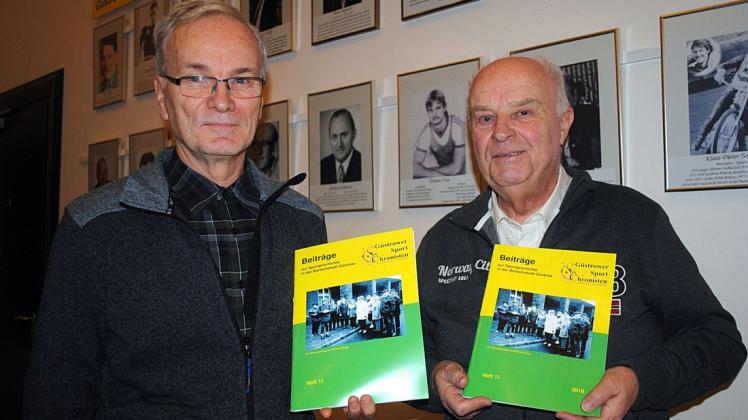 Sind froh, dass sie kurzfristig eine neue Bleibe im Güstrower Bildungshaus gefunden haben: die Güstrower Sportchronisten Uwe Zicker (l.) und Rudi Schröder.