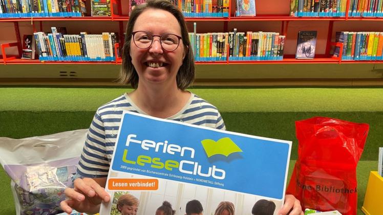 Stadtbücherei-Mitarbeiterin Dagmar Siering kümmert sich mit ihren Kollegen um die Organisation das Ferien-Lese-Clubs. Für das junge Lesepublikum werden diesmal bunte Überraschungstüten gepackt.