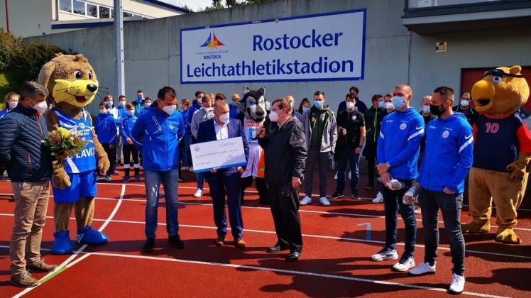 Mit einer vom FC Hansa initiieren Spendenaktion, deren Stand aktuell mehr als 35 000 Euro beträgt, sollen die Schäden am Leichtathletikstadion beglichen werden, die durch Hansa-Fans bei den Aufstiegsfeierlichkeiten am Pfingstwochenende verursacht wurden.