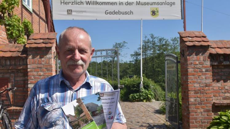Der Mitarbeiter Gerald Brincker freut sich, dass er wieder Besucher in der Museumsanlage in Gadebusch empfangen darf.