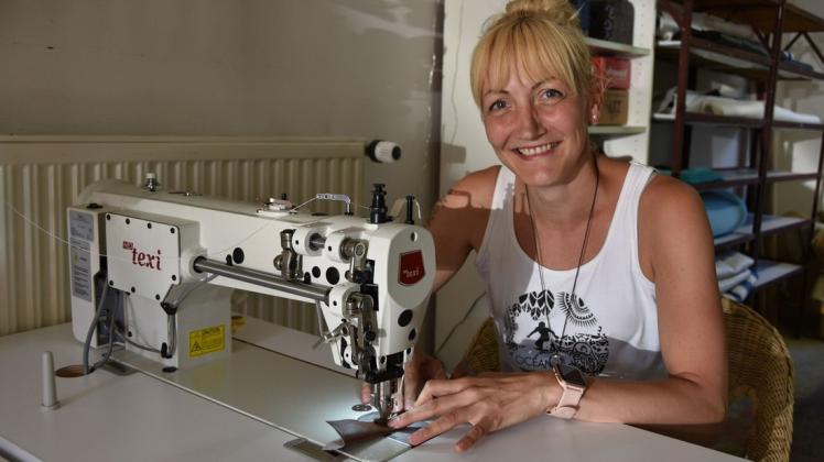Fast jede freie Minute verbringt Aileen Schulz an ihrer neuen Industrie-Nähmaschine. Diese hat sie sich extra für ihre Nähwerkstatt angeschafft.