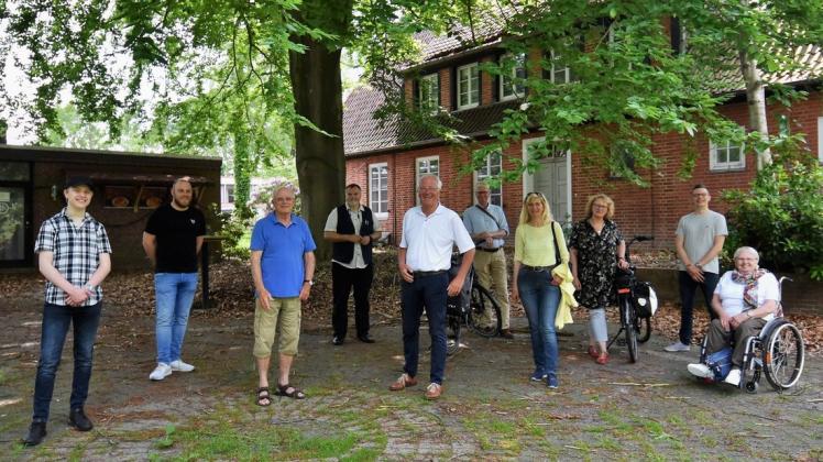 Auf seiner Wahlkampftour durch die Gemeinde besuchte Bürgermeisterkandidat Udo Heinen (5. v.l.) den Jugendhof Steinkimmen und erfuhr von Gerold Sprung (3. v.l.) und Ulf Moritz (6. v.l.) einiges über die Vergangenheit, aber auch Zukunftspläne wurden besprochen.