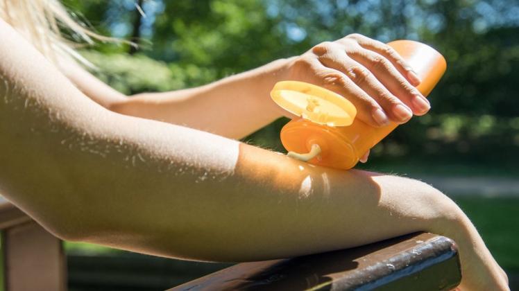 Die richtige Anwendung von Sonnencreme erhöht den Schutz vor Krebs.