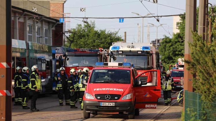 Unzählige Kräfte aus mehreren Rostocker Feuerwachen rückten zu dem Brand im Serverraum auf dem Betriebsgelände der Rostocker Straßenbahn AG aus.