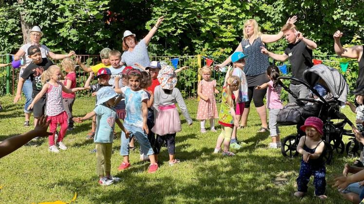 Gehört zu den besten Kitas Deutschland: Erzieher, Eltern und Kinder der Kita Sonnenkinderhaus feierten gemeinsam die Auszeichnung durch den Deutschen Kita-Preis.