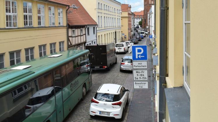 Von der Domstraße zum Grünen Winkel haben sich vor dem Verkehrsversuch die Autos gestaut. Laut Stadtverwaltung sei es jetzt zu einem Rückgang des Verkehrs gekommen.