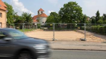 Hier wird bald gebaut: Zwischen der Kirche "Maria Hilfe der Christen" am Stadtweg und der Mindener Straße wird eine neue Kita errichtet. Anwohner am Stadtweg in Osnabrück-Lüstringen hoffen dann auf Tempo 30.