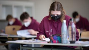 Um ein größeren Corona-Ausbruch an Schulen im Landkreis Vechta zu verhindern, müssen Schüler an weiterführenden Schulen auch im Unterricht Masken tragen. (Symbolfoto)