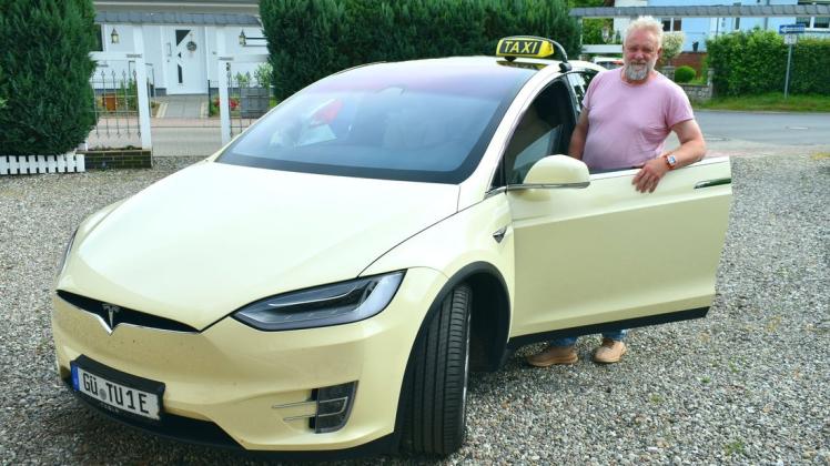 Taxifahrer Dirk Ulrich aus Krakow am See lädt zu einer Probefahrt in seinem Tesla-Elektrotaxi ein.