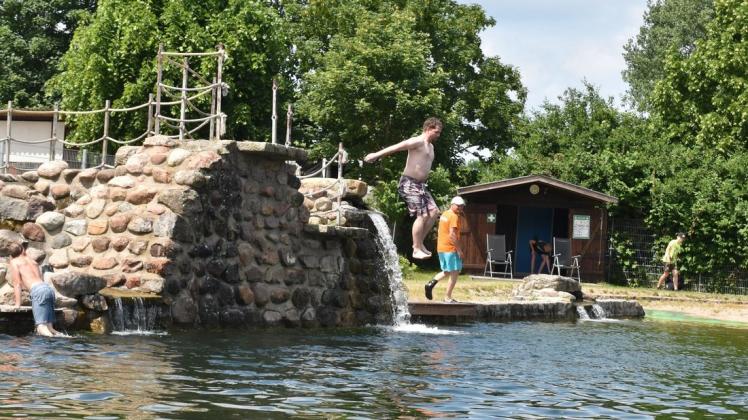 Angebadet: Mit einem Satz vom Sprungturm eröffnete Bürgermeitser Christian Greger die diesjährige Saison des Schwimmteiches in Wittenburg.