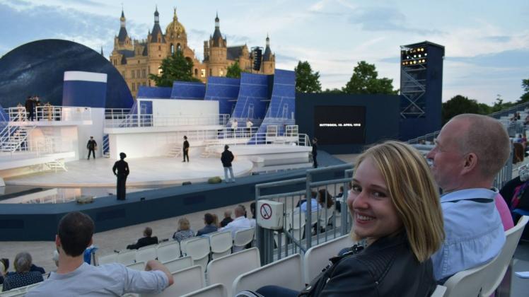 Theater unter Sternen: Juliane Frisch freut sich, zusammen mit ihrer Familie die Premiere des Musicals Titanic auf dem Alten Garten zu erleben.