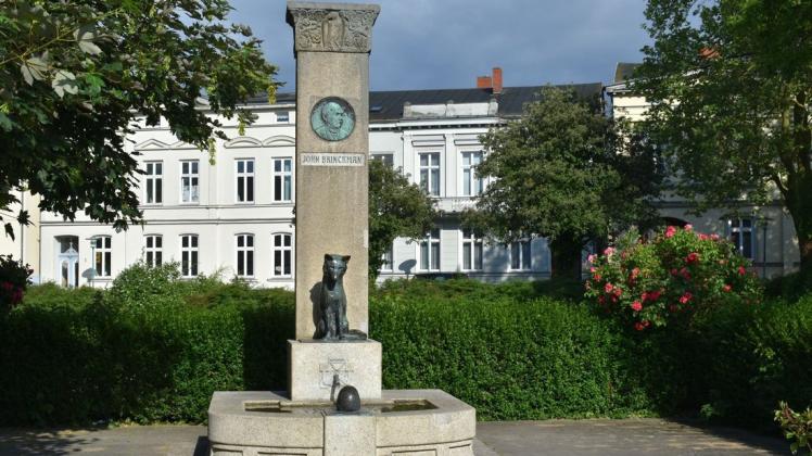 In Güstrow erinnert ein Denkmal an der Lindenstraße an John Brinckman, der als Schriftsteller auf Plattdeutsch schrieb.
