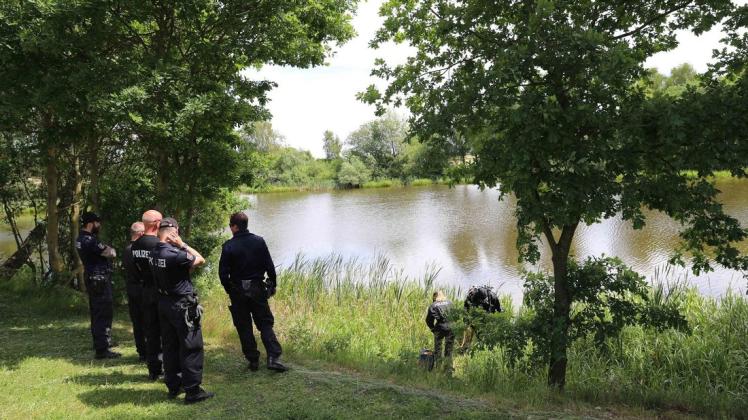 Da nicht ausgeschlossen werden konnte, dass sich die Leiche eines  Vermissten auf dem Grund des Sees liegt, rückten Polizei und Feuerwehr mit zahlreichen Kräften an.