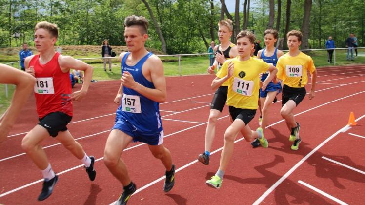 Durchbeißen über die 800 Meter: Mittendrin in den gelben Trikots ein Hagenower Trio mit v.l. Mattes Groß, Jonas Wallschläger und Hennig Schorcht.