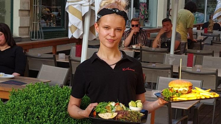 Das Fleisch für Burger, Steaks und Currywurst im „Kabana“ kommt jetzt aus Parchim und Grabow. Selina serviert es bei diesen Temperaturen oft auf der Terrasse.