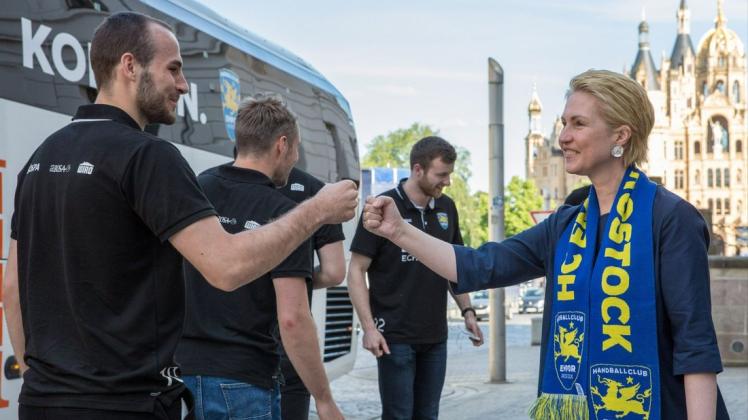 Mit Fanschal begrüßte Manuela Schwesig die Handballer aus der Hansestadt.