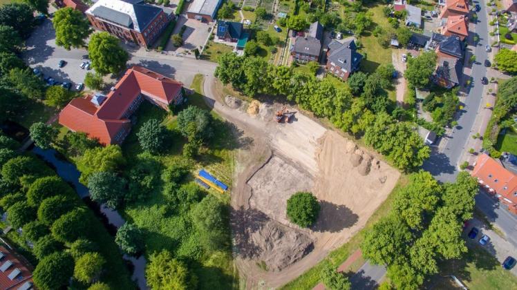Eindrucksvoll sind die Erdarbeiten „An der Quöbbe“ zwar schon jetzt. Bis die für diesen Bereich geplante Zwei-Felder-Sporthalle nahe der Boizenburger Altstadt jedoch steht, vergeht noch viel Zeit.