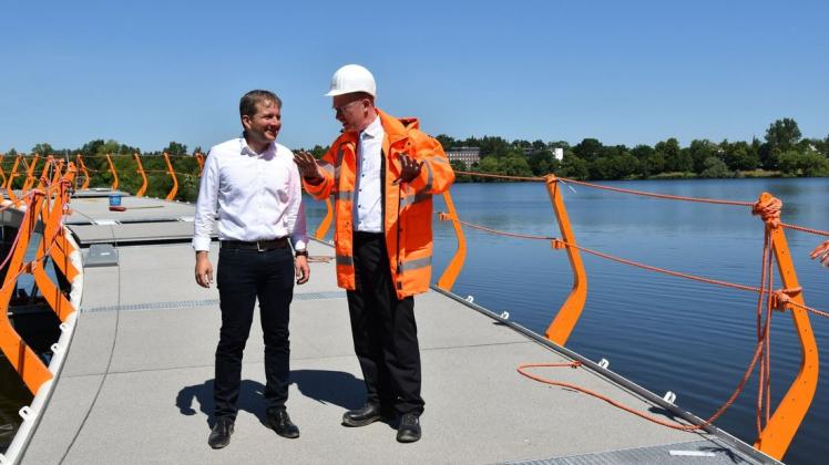 Fachmännisch: Oberbürgermeister Rico Badenschier und Infrastrukturminister Christian Pegel begutachten die neue Dwang-Brücke.
