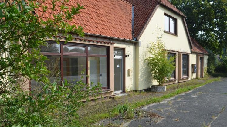 Schmuddelig: Das ehemalige Maler- und Lebensmittelgeschäft nahe der Falkenburger Dorfmitte soll einem modernen Mehrfamilienhaus weichen.