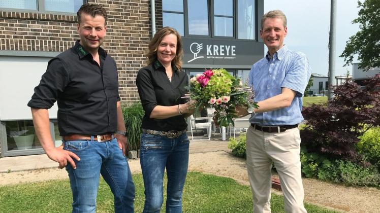 Von rechts: Zum langen Firmenbestehen überreichte CDU-Bürgermeisterkandidat Ralf Wessel einen Blumenstrauß an die beiden Geschäftsführer Hilke Tabken und Volker Kreye.