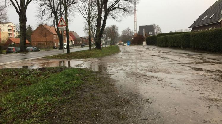 Schlaglöcher und Pfützen: Die Wege beiderseits der Fahrbahn in der Gadebuscher Straße sind vor allem bei schlechtem Wetter kein Vergnügen für Radler.