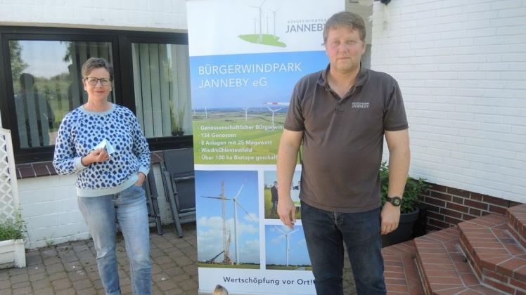 Bürgermeisterin Ute Richter und Geschäftsführer Jörg Thordsen vor dem Büro der Bürgerwindparkgenossenschaft in Janneby.