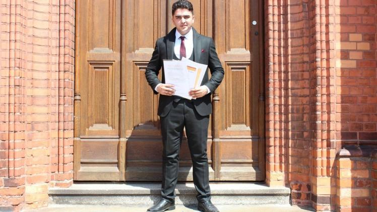 Khaled Berro vor dem Eingang zu Haus I des Gottfried-Arnold-Gymnasiums. Der 20-jährige Flüchtling aus Syrien erhielt nicht nur ein Traum-Abi, sondern auch gleich mehrere Urkunden.